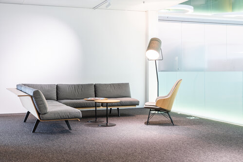 <span class="creferenceoverview__title creferenceoverview__title--design-2">Zeit AG</span>
M&ouml;blierungskonzept, das die Bed&uuml;rfnisse optimal in die bestehenden R&auml;umlichkeiten &uuml;bertr&auml;gt.