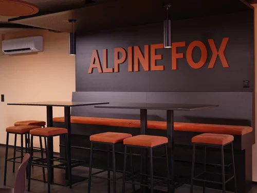 Alpine Fox, Stans 
Moderne B&uuml;roerweiterung mit Workcaf&eacute; als zentralem Treffpunkt.